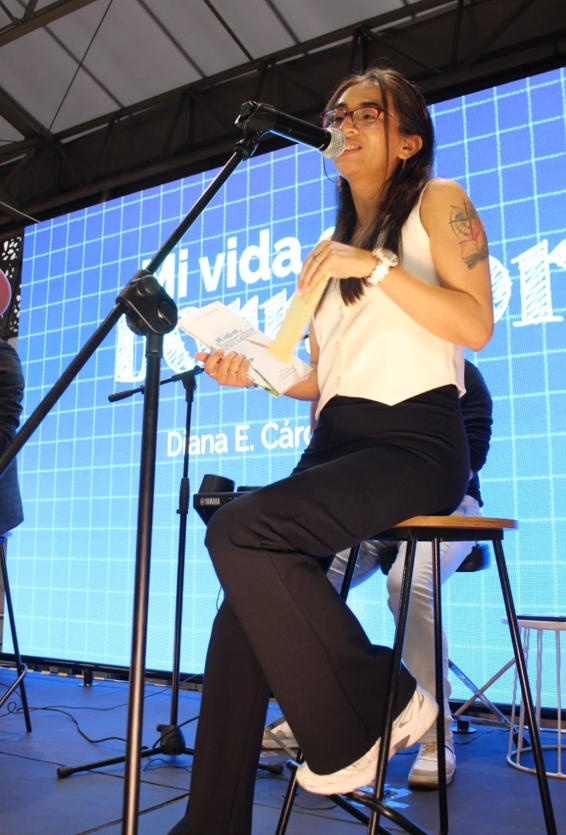 Diana Elizabeth Cárdenas en el lanzamiento oficial de Mi Vida en Borrador